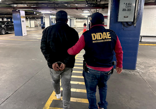 Hombre es acusado de pedir trabajo como agente de seguridad y luego robarse las armas