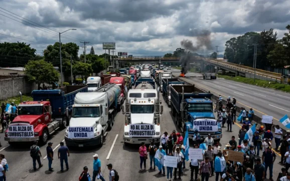 Transportistas en Guatemala anuncian caravanas por alza de combustibles