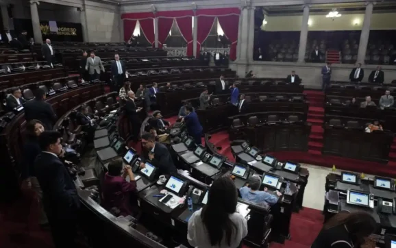 Oficialismo y oposición consiguen acuerdos a último minuto para elegir a los magistrados del TSE