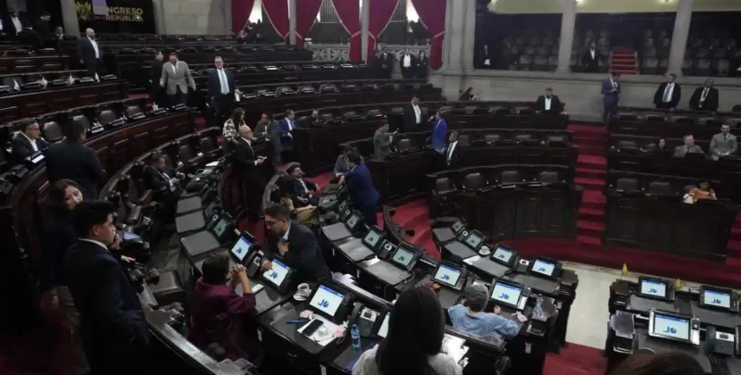 Oficialismo y oposición consiguen acuerdos a último minuto para elegir a los magistrados del TSE