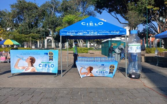 Grupo AJE respalda feria de salud renal que atendió gratuitamente a unas 900 personas en Guatemala