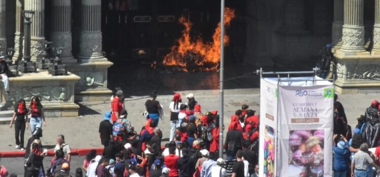 Encapuchados prenden llamarada frente al Palacio Nacional durante desfile bufo