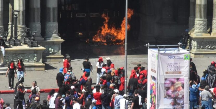 Encapuchados prenden llamarada frente al Palacio Nacional durante desfile bufo