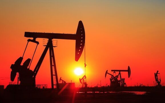 Incertidumbre en los mercados impulsa al alza los precios del petróleo