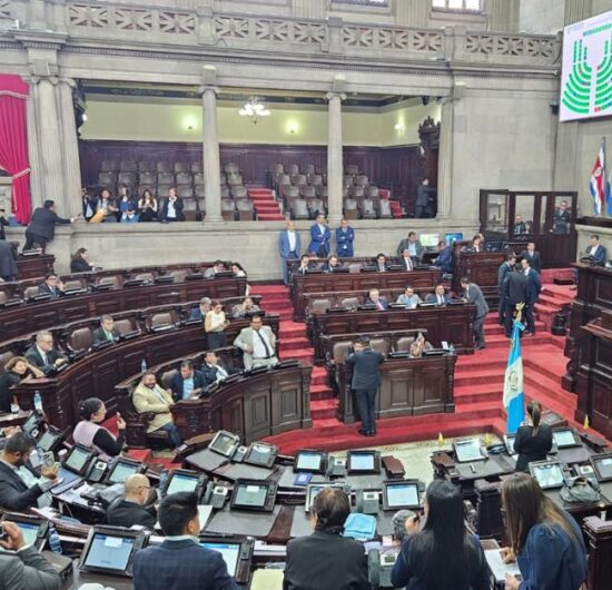 Oficialistas acaparan tiempo en el pleno para evitar elección de magistrados de la CC