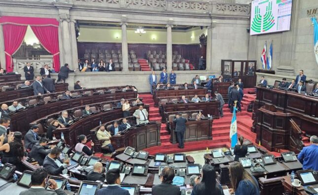 Oficialistas acaparan tiempo en el pleno para evitar elección de magistrados de la CC