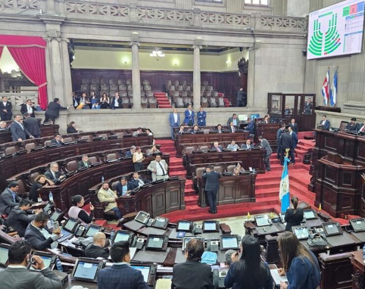 Oficialistas acaparan tiempo en el pleno para evitar elección de magistrados de la CC