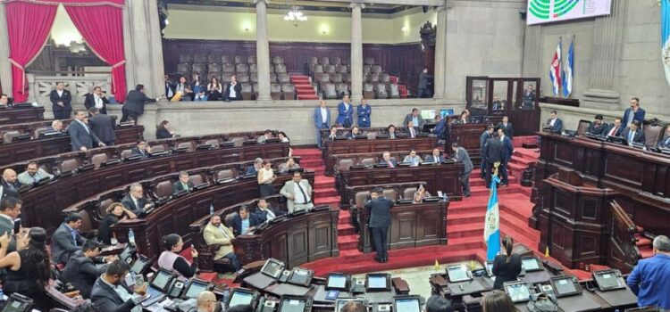 Oficialistas acaparan tiempo en el pleno para evitar elección de magistrados de la CC