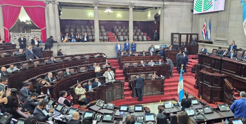 Oficialistas acaparan tiempo en el pleno para evitar elección de magistrados de la CC