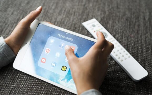 ¿Puede Guatemala regular el acceso de menores a las redes sociales?
