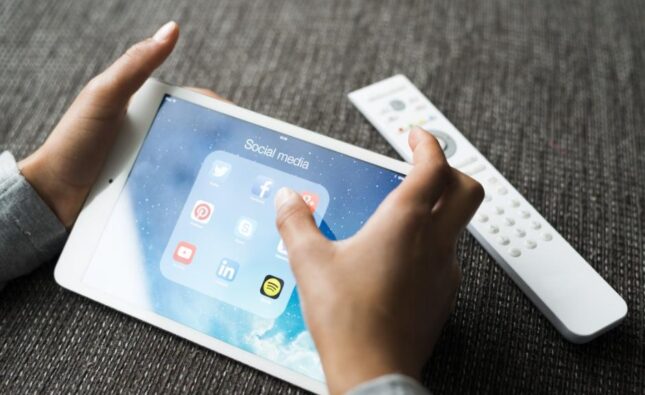 ¿Puede Guatemala regular el acceso de menores a las redes sociales?