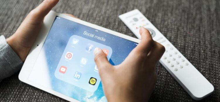 ¿Puede Guatemala regular el acceso de menores a las redes sociales?