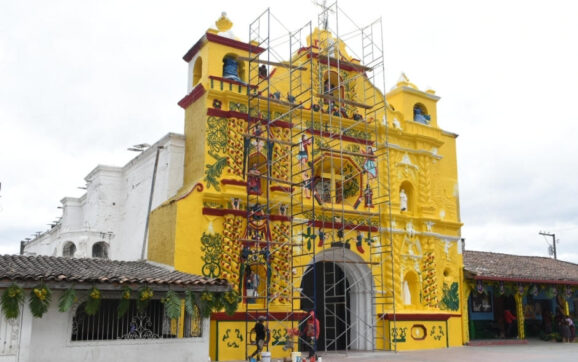 Iglesia de San Andrés Xecul empieza a recobrar su característico colorido