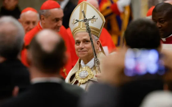 El papa León XIV revive el vía crucis en el Coliseo de Roma