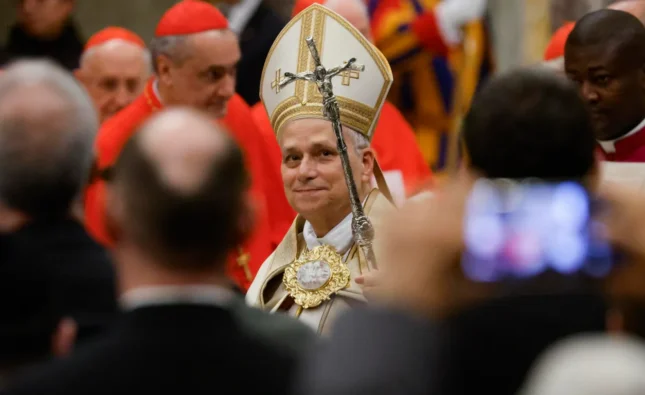 El papa León XIV revive el vía crucis en el Coliseo de Roma