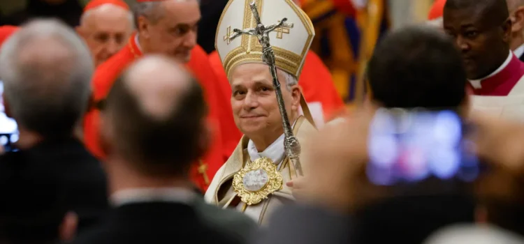 El papa León XIV revive el vía crucis en el Coliseo de Roma