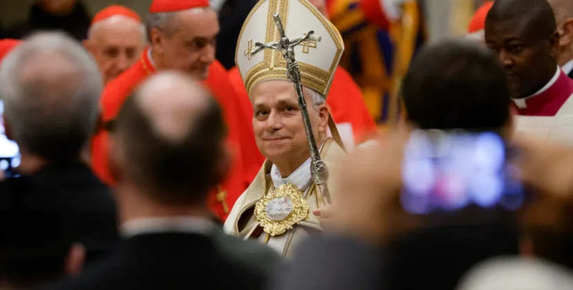 El papa León XIV revive el vía crucis en el Coliseo de Roma