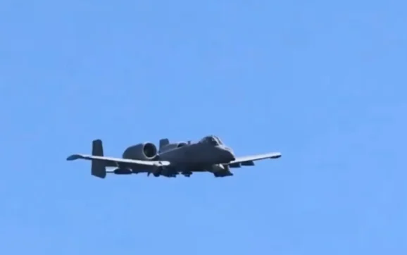 Avión de EE.UU. se estrella en Ormuz tras reporte de derribo de un F-15 por Irán