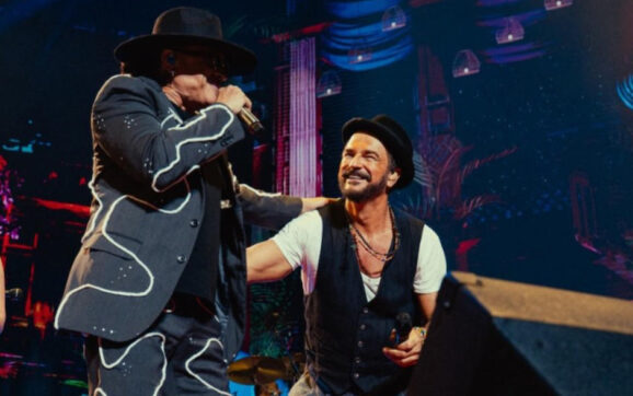 Ricardo Arjona se mueve al ritmo de Elvis Crespo en escena
