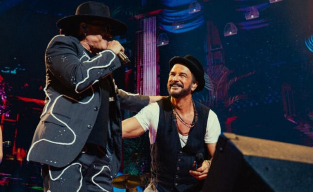 Ricardo Arjona se mueve al ritmo de Elvis Crespo en escena