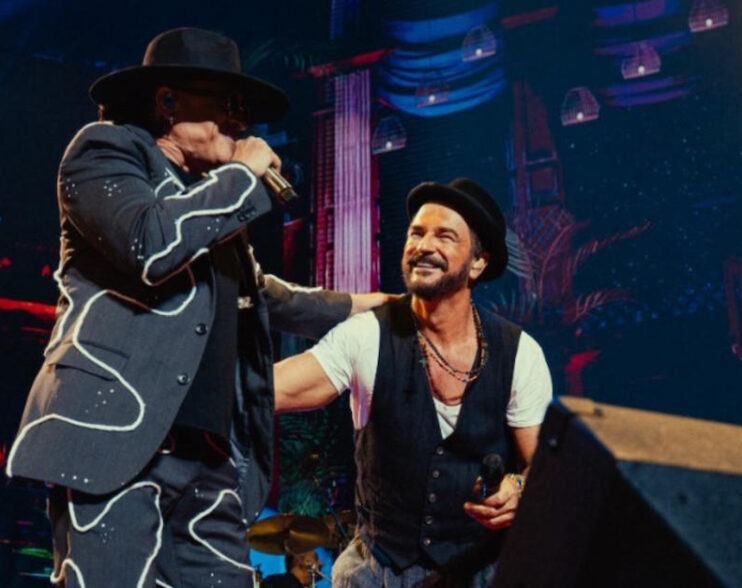Ricardo Arjona se mueve al ritmo de Elvis Crespo en escena