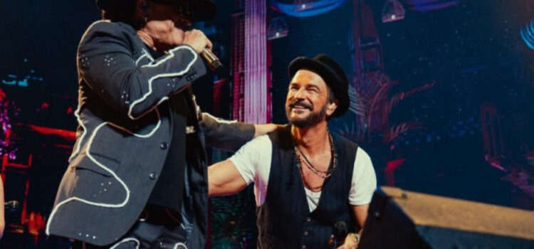 Ricardo Arjona se mueve al ritmo de Elvis Crespo en escena