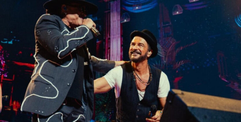 Ricardo Arjona se mueve al ritmo de Elvis Crespo en escena