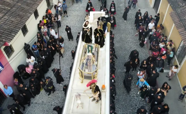 Entre incienso y aserrín: así se vivió el Viernes Santo en Guatemala este 2026