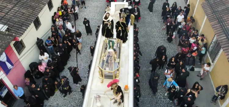 Entre incienso y aserrín: así se vivió el Viernes Santo en Guatemala este 2026