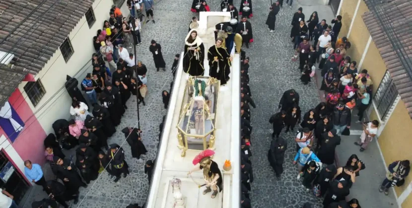 Entre incienso y aserrín: así se vivió el Viernes Santo en Guatemala este 2026