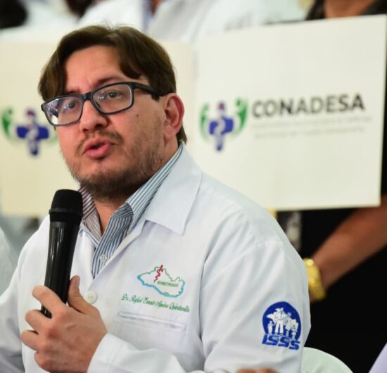 En El Salvador investigan a médico por filtración de datos y abandono laboral