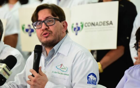 En El Salvador investigan a médico por filtración de datos y abandono laboral