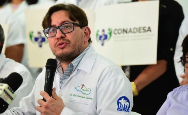 En El Salvador investigan a médico por filtración de datos y abandono laboral
