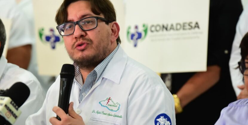 En El Salvador investigan a médico por filtración de datos y abandono laboral