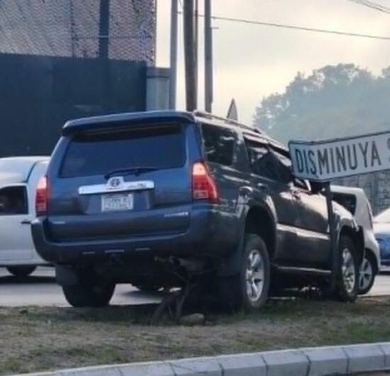 Colisión deja a uno de los conductores herido en zona 17