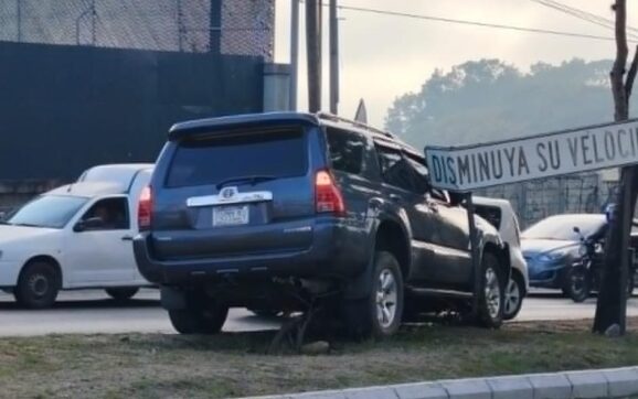 Colisión deja a uno de los conductores herido en zona 17