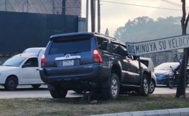 Colisión deja a uno de los conductores herido en zona 17