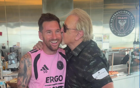 Messi y Kiko se dan fraternal beso