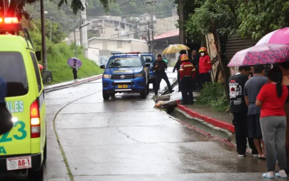 Tragedia por las lluvias: correntada arrastra a menor de 13 años en la zona 18