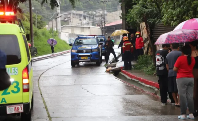 Tragedia por las lluvias: correntada arrastra a menor de 13 años en la zona 18