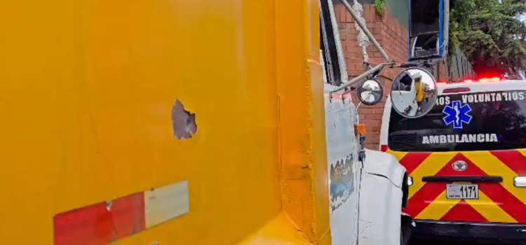 Ocupantes de camión recolector de basura salen ilesos tras incidente armado en la zona 11