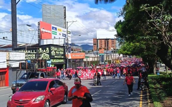 Manifestantes realizan caminata y afectan el tránsito en la calzada Roosevelt