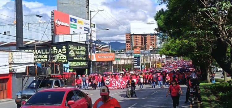 Manifestantes realizan caminata y afectan el tránsito en la calzada Roosevelt