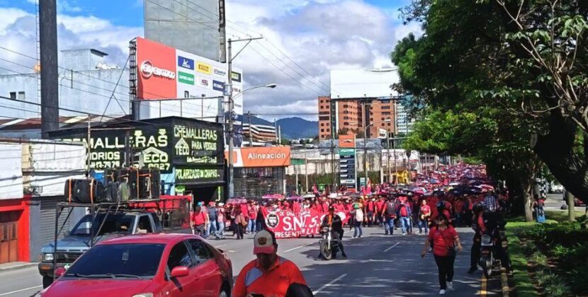 Manifestantes realizan caminata y afectan el tránsito en la calzada Roosevelt
