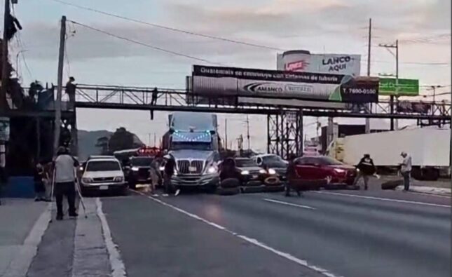 ¡Bloqueo! Continúa la manifestación en ruta al Pacífico