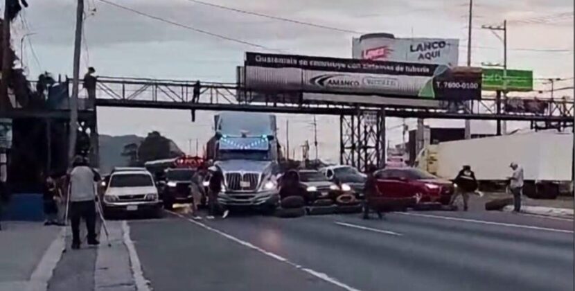 ¡Bloqueo! Continúa la manifestación en ruta al Pacífico