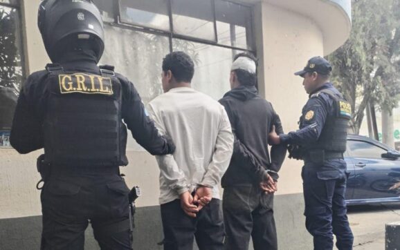 Los presuntos asaltantes que habrían intentado robar un vehículo en zona 10