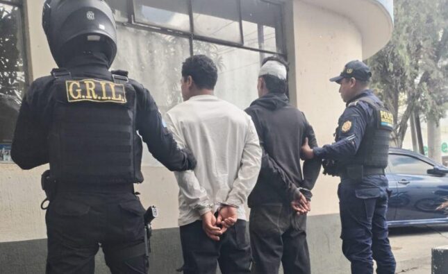 Los presuntos asaltantes que habrían intentado robar un vehículo en zona 10