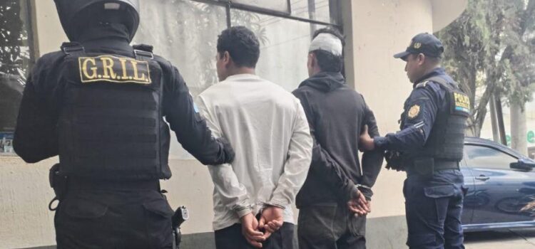 Los presuntos asaltantes que habrían intentado robar un vehículo en zona 10