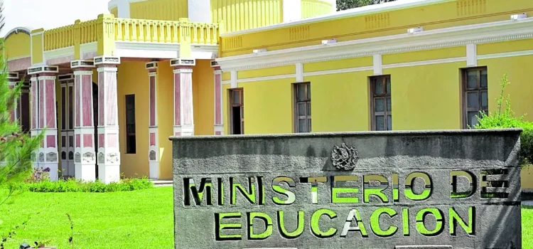 Mineduc recupera la figura del supervisor educativo con 968 plazas